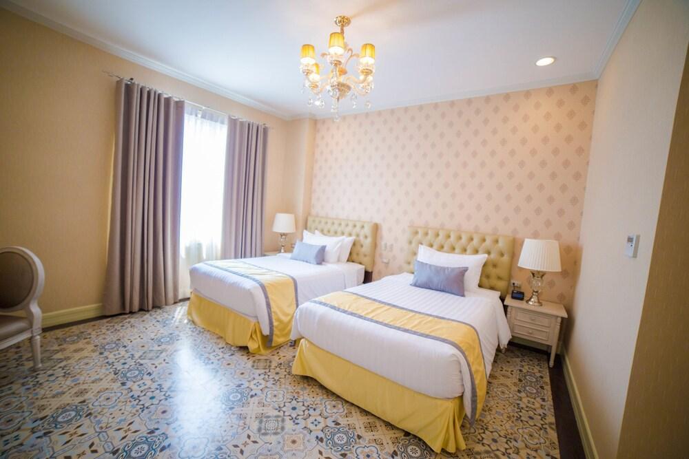 Rizal Park Hotel 5*